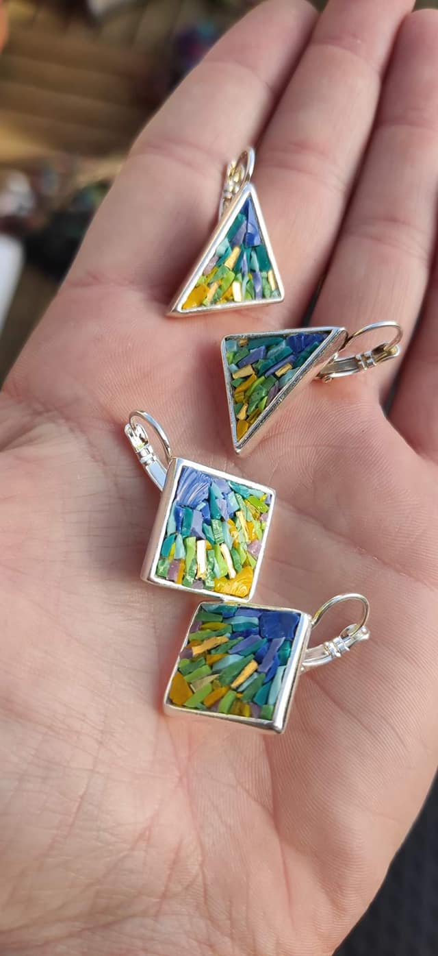 Boucles d'oreilles en losange déposées dans une main