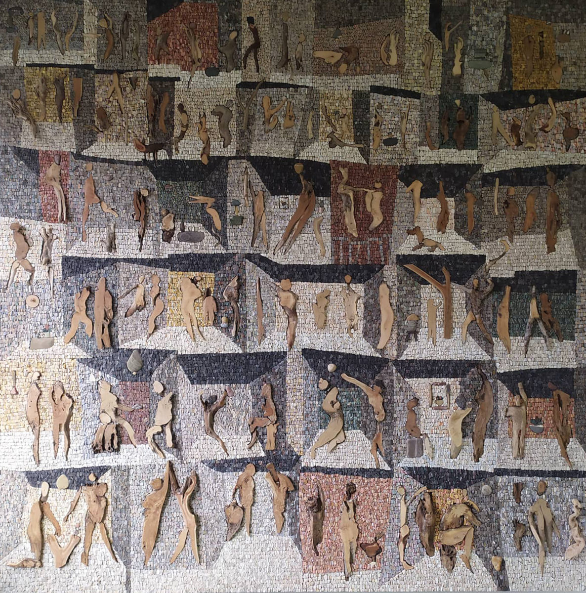 Oeuvre colective s'inspirant de scène humaine, en galet de mosaïque