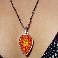 Collier orange, rouge, jaune, forme goutte d'eau