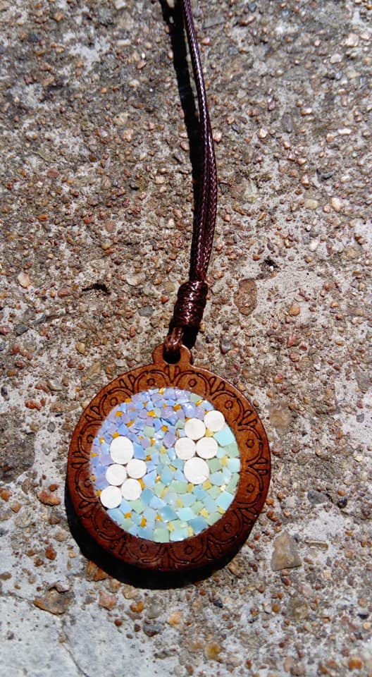 collier de couleur bleu et violet