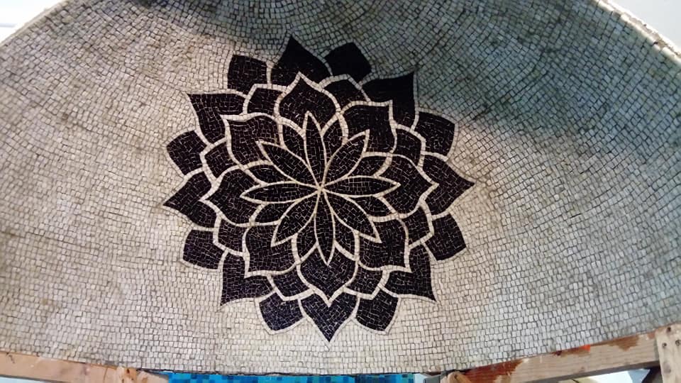 Coupole rosace, noir sur fond blanc