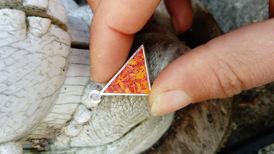 Bijoux de couleur rouge, orangé en forme de triangle
