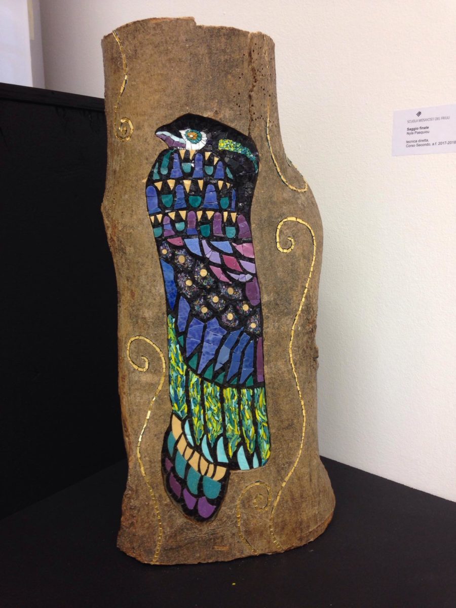 Mosaïque d'oiseau insérer dans un tronc de bois