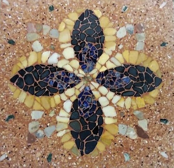 échantillion de sol dit "terrazzo", rosace bleu contour jaune sur fond rose