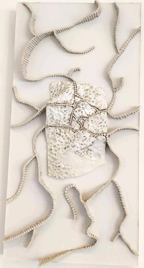 Mosaïque épurer, blanche, relief cône d'argile et emprunte de fleur