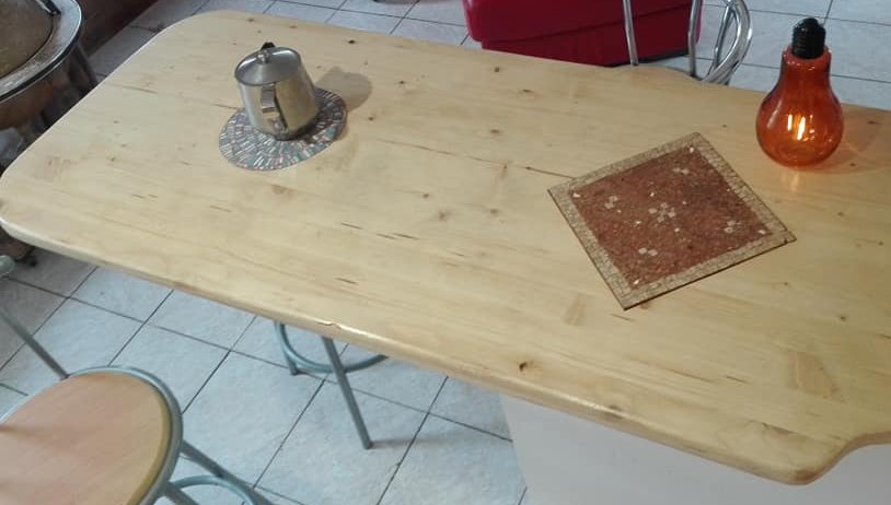 Deux dessous de plat insérer dans une table bar en bois