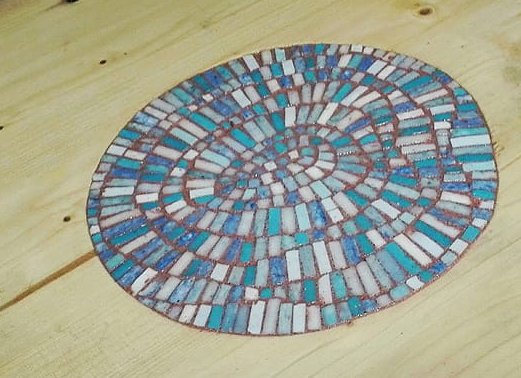 Spirale de tesselle bleu en pâte de verre, insérer dans une table en bois
